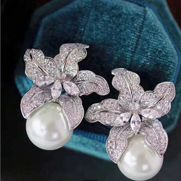 Faux pearl and diamond earrings - Picture 2 of 4